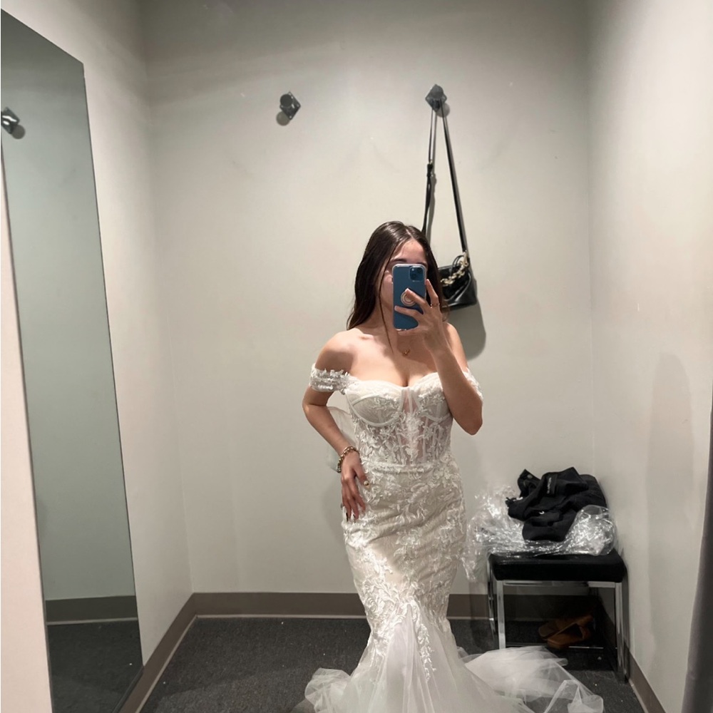Elegant Off-Shoulder Lace Wedding Dress